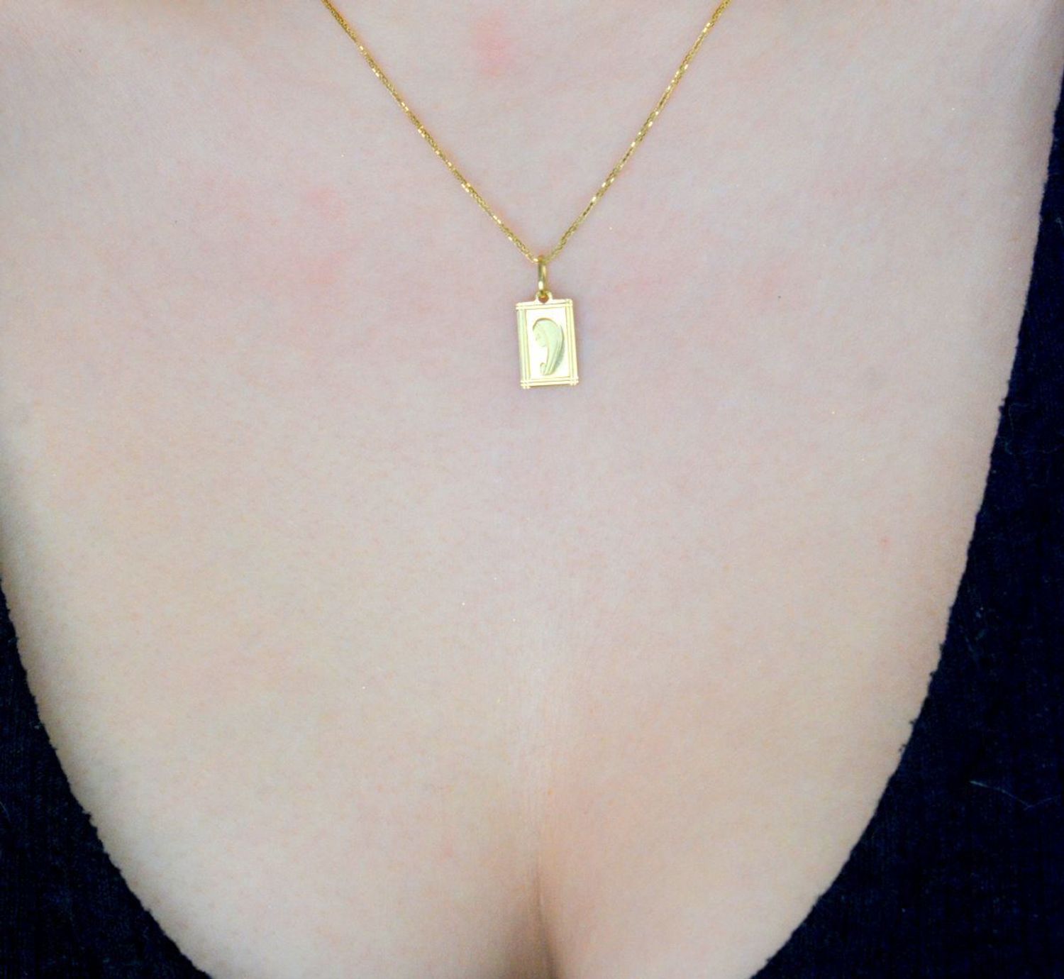 Złoty medalik z Matką Boską Fatimską  w kształcie prostokąta ZA 1111 585  Złoty medalik idealny pomysł na prezent na chrzest św., komunię Złoty medalik  z Matką Boską Fatimską  1.jpg